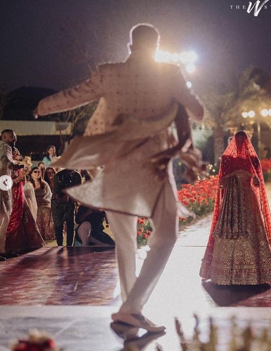 दुल्हन के लिबास में सजी धजी जब नताशा आईं तो हार्दिक खुशी से झूमते नजर आए.