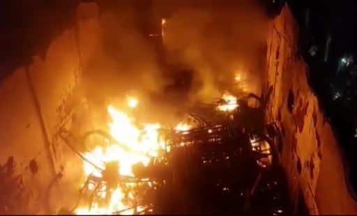 या कापड कारखान्यांमध्ये आग नेमकी कोणत्या कारणानं लागली हे अजूनही स्पष्ट झालं नाही.