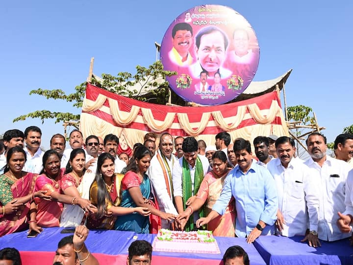 BRS Leaders Celebrated Grandly CM KCR Birth Day in Telangana KCR Birth Day Celebrations: తెలంగాణలో ఘనంగా సీఎం కేసీఆర్ పుట్టిన రోజు వేడుకలు - పారా గ్లైడింగ్ చేసిన అభిమాని