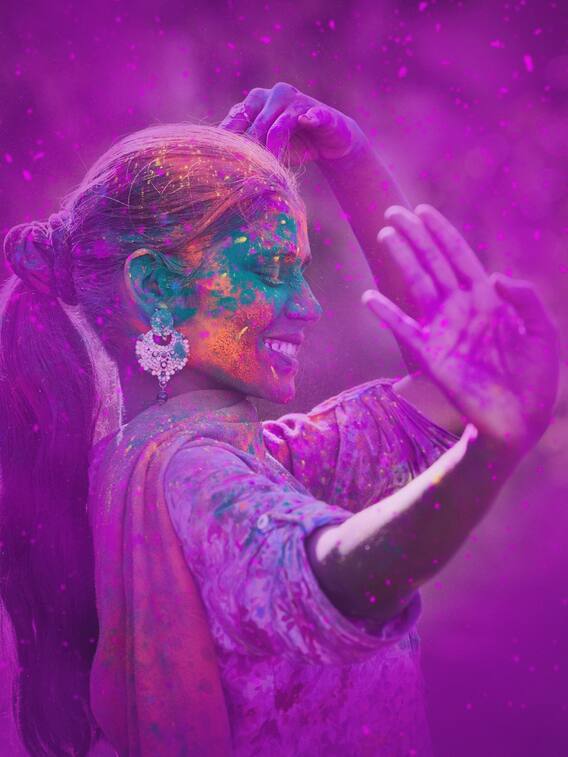 पूरी दुनिया यहां होली खेलने आती है