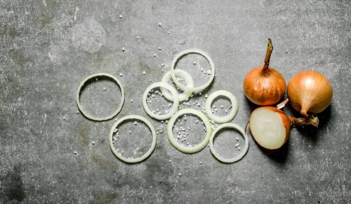 सबसे आसान तरीका ये है कि आप जब भी प्यास काटे आंखों पर चश्मा पहन लें.ऐसा करने से आपके आंखों तक प्याज से निकलने वाले रसायन नहीं पहुंचेंगे और आप के आंसू नहीं बहेंगे.