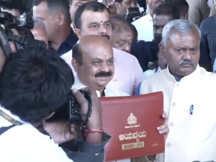 विधानसभा पहुंचे कर्नाटक के सीएम बसवराज बोम्मई, पेश करेंगे बजट विधानसभा पहुंचे कर्नाटक के सीएम बसवराज बोम्मई, पेश करेंगे बजट