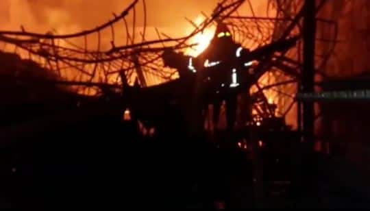 घटनेची माहिती मिळताच तत्काळ अग्निशमन दलाला घटनास्थळी बोलावण्यात आलं होतं. भिवंडी अग्निशमन दलाच्या चार गाड्या घटनास्थळी दाखल होऊन या आगीवर नियंत्रण मिळवण्यासाठी शर्थीचे प्रयत्न सुरू करण्यात आले होते.