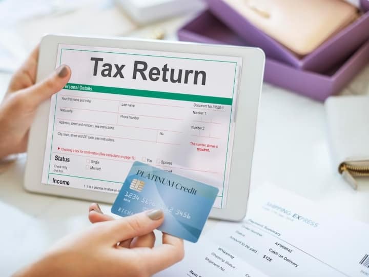 Income Tax Return: वित्त वर्ष 2022-23 और एसेसमेंट ईयर 2023-24 के लिए नए आईटीआर फॉर्म को नोटिफाई किया गया है. आइए जानते हैं इसमें क्या बड़े बदलाव हुए हैं.