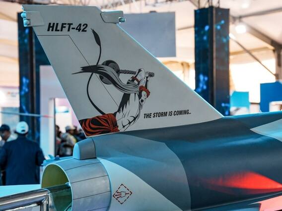 Aero India 2023: ‘एयरो इंडिया’ के आखिरी दिन ट्रेनर एयरक्राफ्ट पर फिर लगाई गई हनुमान जी की फोटो, देखें तस्वीरें