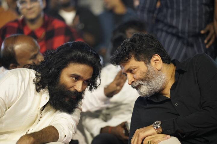 ‘సార్‘ ప్రీ రిలీజ్ ఈవెంట్ లో దర్శకుడు త్రివిక్రమ్ శ్రీనివాస్ తో  హీరో ధనుష్