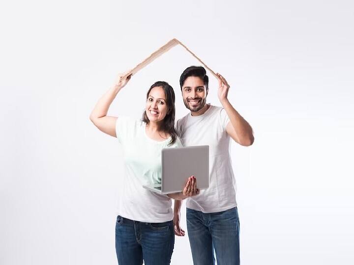 भारतीय रिजर्व बैंक (RBI Bank) ने 8 फरवरी 2023 को रेपो दर में 25 अंकों की बढ़ोतरी की है. इस वृद्धि के बाद देश के कई बैंकों ने पर्सनल, कार और होम लोन पर ब्याज दरों में इजाफा कर दिया है. और ये लोन पहले की तुलना में महंगे हो गए हैं. साथ ही EMI भी बढ़ गई है.