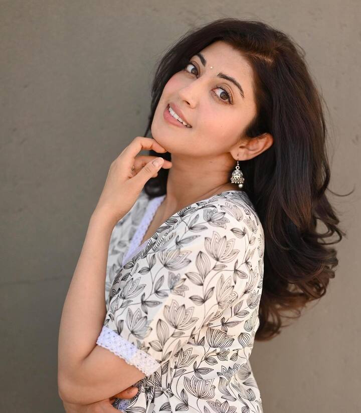 ప్రస్తుతం ప్రణీత షేర్ చేసిన ఫోటోలు సోషల్ మీడియాలో బాగా వైరల్ అవుతున్నాయి. Photo credit: Pranita Subhash/Instagram