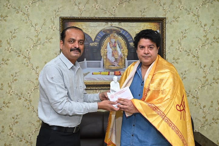 दर्शनानंतर नृत्यदिग्दर्शिका फराह खान आणि बिग बॉस फेम साजिद खान या दोघांचा सत्कार संस्थानचे प्रभारी मुख्य कार्यकारी अधिकारी राहुल जाधव यांनी केला.