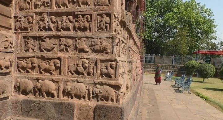 मंदिर प्रांगण के अंदर एक कुंड बना हुआ है. बताया जाता है कि इस कुंड का पानी कभी नहीं सूखता और पानी कहां से आता है इसका स्रोत भी किसी को नहीं पता. लोगों की मान्यता है कि कुंड के अंदर एक सुरंग है जो कि छत्तीसगढ़ के आरंग जिले में कहीं पर निकलता है. हालांकि यह सिर्फ मान्यता है, इसका अब तक वैज्ञानिक पुरातात्विक प्रमाण नहीं मिले हैं. कुंड के अंदर कई सालों से बहुत बड़ी-बड़ी मछलियां, कछुआ देखे जा सकते हैं. बताया जाता है कि कुंड के अंदर एक ऐसी मछली है, जो सोने की नथनी पहनी हुई है. यह मछली कई सालों में कभी कभार ही दिखाई पड़ती है.
