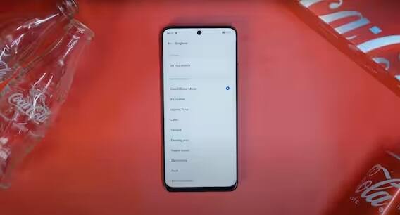 રિયલમી 10 પ્રૉ 5G કોકા-કોલા એડિશનમાં તમને એક કોકા-કોલા રિન્ગટૉન પણ મળે છે, જે આ ફોનનું યૂનિક ફિચર છે. (YouTube)