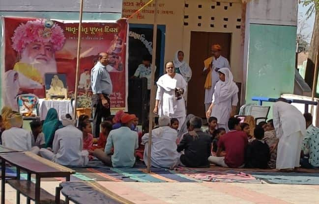 Controversy over worship of Asaram in yet another school in Mahisagar Mahisagar: મહીસાગરની વધુ એક શાળામાં બળાત્કારના આરોપી આસારામની પૂજા કરવામાં આવતા વિવાદ