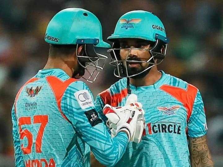 इसके अलावा 2022 मे डेब्यू करने वाली लखनऊ सुपर जायंट्स 16वें सीज़न में अपना पहला मैच दिल्ली कैपिटल्स के खिलाफ लखनऊ के इकाना स्टेडियम में खेलेगी. यह मैच 1 अप्रैल को खेला जाएगा. केएल राहुल की कप्तानी वाली लखनऊ सुपर जायंट्स ने 15वें सीज़न में अच्छा प्रदर्शन किया था. (फोटो सोर्स- आईपीएल, इंस्टाग्राम)