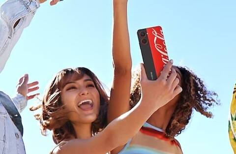 આ સ્માર્ટફોનની સાથે તમને Sim ટ્રેને ઇજેક્ટ કરવા માટે એક અલગ ટૂલ મળે છે. (YouTube)