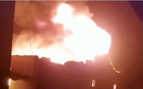 भिवंडीतील ए.डी. टेक्सटाईल या यंत्रमाग कारखान्याला अचानक भीषण आग (Fire) लागल्याची घटना घडली. यामुळं परिसरात एकच खळबळ उडाली आहे. या कारखान्यात मोठ्या प्रमाणावर कच्चे कापड आणि यंत्रमाग होते