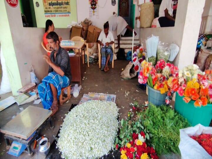 Madurai: woman who took up the flower commission business for the family TNN கொரோனாவில் இறந்த கணவர்; குடும்பத்திற்காக பூ கமிஷன் தொழிலை கையில் எடுத்த குடும்பத் தலைவி