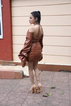 Uorfi Javed ने फिर पहन लिए अजीबोगरीब कपड़े, एक्ट्रेस की बहन का हुस्न लगा बेहद कातिलाना!