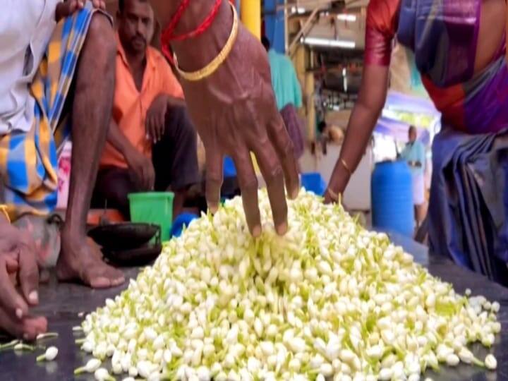 Madurai flower market flower prices rise in ahead of Thirukarthigai tnn திருகார்த்திகை முன்னிட்டு மதுரை மலர் சந்தையில் பூக்களின் விலை உயர்வு - மல்லிப்பூ கிலோ எவ்வளவு தெரியுமா?