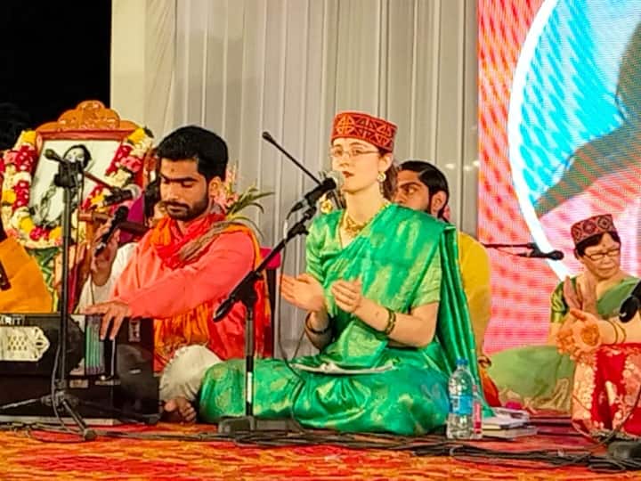 Folk Song and Bharatnatyam and Kathak Dance  presented by More than 40 foreign artists from 21 countries in Kota ANN Rajasthan: 21 देशों के 40 से ज्यादा विदेशी कलाकारों ने बिखेरा जलवा, क्लासिकल डांस से मन मोहा