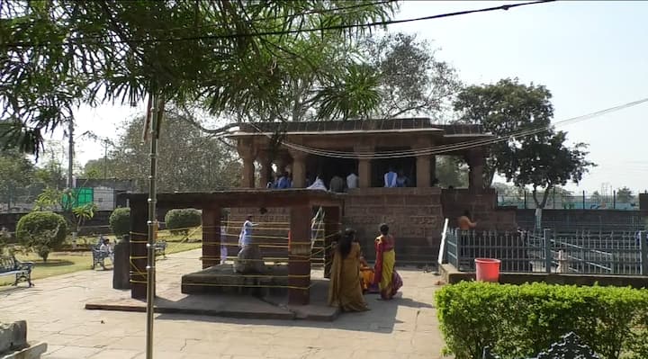 इसलिए यह प्राचीन मंदिरों में एकलौता ऐसा मंदिर है, जिसकी गुंबद आधी बनी हुई है. इस मंदिर के चारों तरफ मंदिर के बाहर अद्भुत कारीगरी की गई है. मंदिर के चारों तरफ देवी-देवताओं के प्रतिबिंब बनाए गए हैं, जिसे देख कर ऐसा लगता है की 14वीं शताब्दी के बीच लोग कैसे रहते थे. भगवान भोलेनाथ के त्रिशूल लेकर नाचते हुए, दो बैलों को लड़ते हुए, नृत्य करते हुए न जाने कई ऐसी कलाकृतियां की गई है. इसे देखकर लगता है कि उस समय जब लोग यहां रहते थे, यह सब यहां होता होगा.