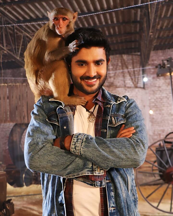 सोशल मीडिया प्लेटफॉर्म इंस्टाग्राम पर प्रदीप पांडे चिंटू के 3.2 मिलियन से भी ज्यादा फॉलोअर्स हैं तो वहीं फेसबुक पर यह आंकड़ा 2.5 मिलियन पार कर गया है.