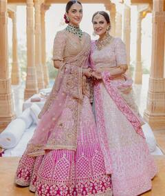 Kiara Sidharth Wedding: बेटी की शादी में पिंक लहंगा पहन मां ने जमाया रंग, डैशिंग लगे पापा... कियारा की वेडिंग की अनसीन फोटोज़