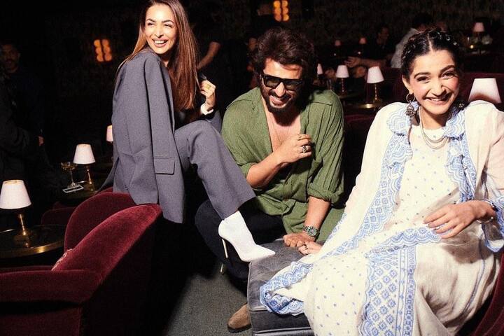 एक तस्वीर में, अर्जुन, मलाइका और सोनम दिल खोलकर हंसते हुए दिखाई दे रहे हैं, जबकि मलाइका ने अपने स्टाइल स्टेटमेंट बनाए रखा.