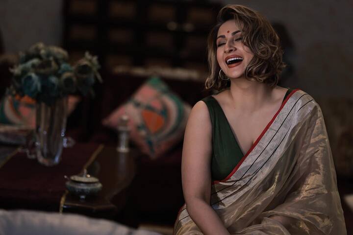 उर्वशी ढोलकिया ने अपने इस लुक को काफी बोल्ड मेकअप के साथ कंप्लीट किया है और खुले बाल भी रखे हुए हैं. इतना ही नहीं उनका यह अंदाज इतना ज्यादा किलर दिखाई दे रहा है कि हर कोई उनकी तारीफ करते थक नहीं पा रहा है. (Photo- Instagram)