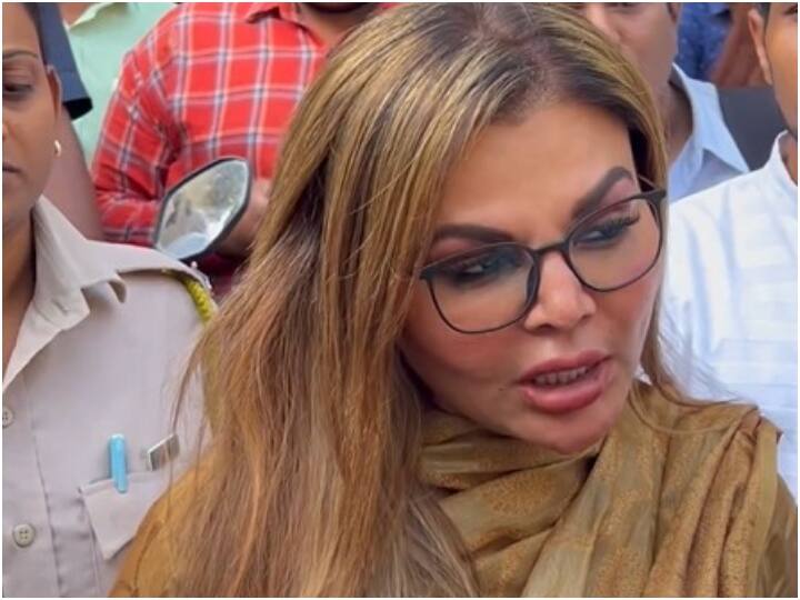 rakhi-sawant-visits-husband-adil-khan-house-in-mysore Rakhi Sawant On Adil Khan: સાસરે પહોંચી રાખી સાવંત, તો ઘરે જોવા મળ્યું તાળું, કહ્યું, તેઓ આવે તો કહીં દેજો...