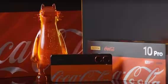 આ સ્માર્ટફોનની સાથે તમને ઘણા બધા સ્ટીકર અને કેટલાક પસંદગીના લોકોને realmeow કોકા-કોલા ફિગર આપવામાં આવે છે. આ ફોનની પેકેજિંગ અન્ય સ્માર્ટફોનની સરખામણીમાં બહુજ અલગ છે. તમને ફોનના બૉક્સમાં ઘણી જગ્યાઓ પર કોકા-કોલા નામ છુપાયેલુ મળે છે. (YouTube)