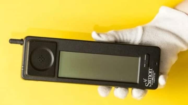 IBM Simon कंपनी का नाम अब ज्यादा मशहूर नहीं है, लेकिन इसी कंपनी ने दुनिया का पहला टच स्क्रीन फोन बनाया था. उस समय इस फोन की कीमत 800 डॉलर थी. दौर ऐसा था कि हर कोई फोन को नहीं खरीद सकता था, लेकिन अब सभी के हाथ में टच स्क्रीन फोन दिखाई देता है.