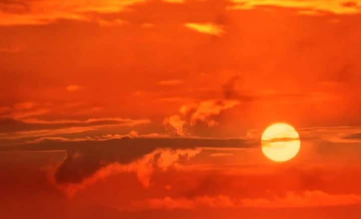 ক্যালটেক ইউনিভার্সিটির জ্যোতির্পদার্থবিদ ক্যামেরন হামেলস জানিয়েছেন,  প্রশান্ত মহাসাগরের বুকে বিষুবীয় অঞ্চলের অন্তর্গত দ্বীপরাষ্ট্র কিরিবাতিতেই সম্ভবত প্রথম সূর্যোদয় ঘটে এবং তার আলো পড়ে। কিরিবাটির পূর্বের মিলেনিয়াম দ্বীপ বা ক্যারোলাইন দ্বীপই দিনের শুরুতে পৃথিবীর বুকে প্রথম সূর্যকে স্বাগত জানায় বলে মত তাঁর।