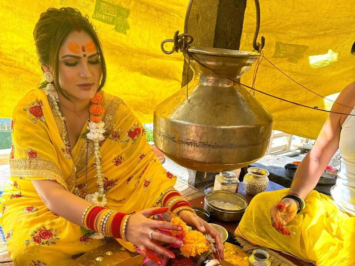 Happu Ki Ultan Patlan actor Kamna Pathak celebrated Maha Shivratri 2023 by visiting the Mahakaleshwar Jyotirlinga in Ujjain. Kamna wore a yellow saree. The TV actor looked gorgeous. Check out pics.