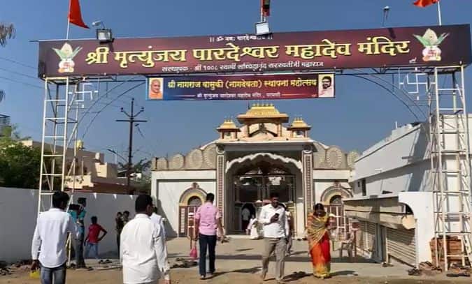 परभणीतील पारदेश्वर महादेव मंदिरात शिवरात्रीनिमित्त भाविकांची मोठी गर्दी  पारदेश्वर हे देशातील सर्वात मोठ्या पाऱ्याचे शिवलिंग मंदिर आहे.