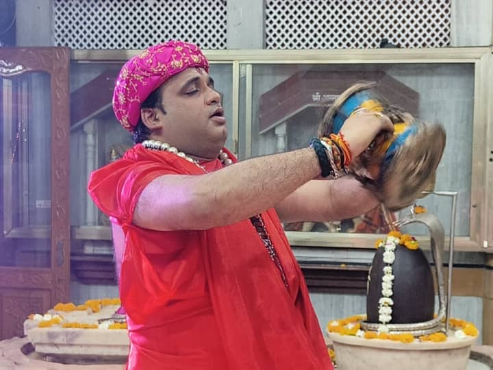 विश्वजीत शर्मा बताते हैं कि वो पिछले 20 साल से तांडव आरती कर रहे हैं. उन्होंने करीब 12 साल की अवस्था में इसे करना शुरू किया था.