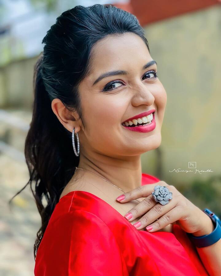 కన్నడలో ఓ సినిమాలో నటించిన ప్రియాంక జైన్, తెలుగులో గోలిసోడా, చల్తే చల్తే, వినరా సోదరా వీరకుమారా, ఎవడూ తక్కువ కాదు లాంటి సినిమాల్లో నటించింది.