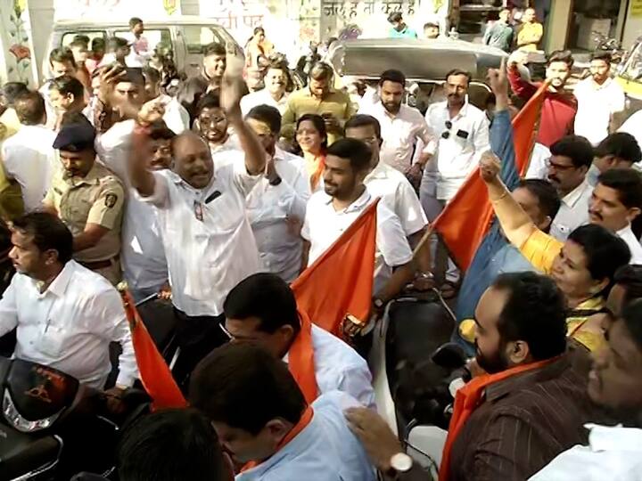 पोलिसांनी दोन्ही गटाच्या कार्यकर्त्यांना वेगवेगळ्या मार्गावर थांबवलं. पोलिसांनी दोन्ही गटाची समजूत काढून त्यांना येथून जाण्यास सांगितलं आहे. यानंतर परिस्थिती नियंत्रणात आल्याचं पोलिसांनी सांगितलं आहे.