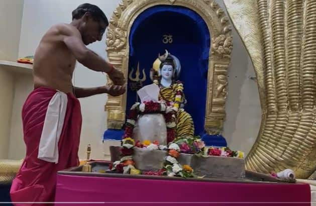 महाशिवरात्री निमित्तानं रात्री बारा वाजल्यापासूनच इथे भाविक दर्शनासाठी येत होते आज पहाटेपासून मोठ्या प्रमाणावर भक्तांनी मंदिरात गर्दी केली आहे.