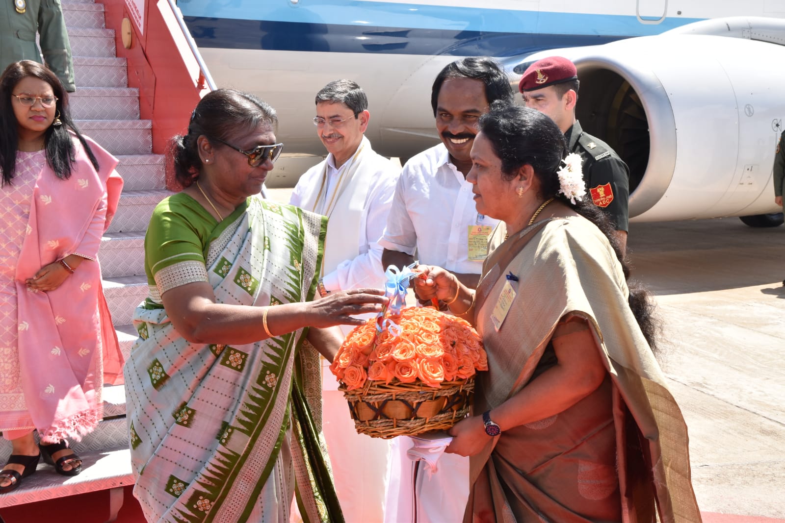 Droupadi Murmu: பூரண கும்ப மரியாதை.. சாமி தரிசனம்.. மீனாட்சி அம்மன் கோயிலில் புதிய வரலாறு படைத்த ஜனாதிபதி..!