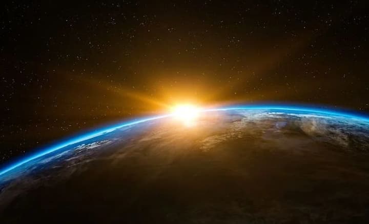 তবে ঘড়ির কাঁটা অনুযায়ী চলতে, বিভিন্ন অঞ্চলকে বিভিন্ন টাইম জোনে ফেলে নিয়েছি আমরা। পৃথিবীর আহ্নিক গতির নিরিখে ২৪ ঘণ্টার সময়সীমাকে একদিন বলে গন্য করা হয়। সেই নিরিখে দিনের শুরুতে সূর্যের আলো এসে গায়ে পড়লে, প্রথম সূর্যোদয় বলা হয়।