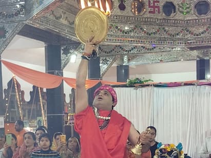 In Pics: इंदौर का गेंदेश्वर महादेव मंदिर, जहां रोज शाम का होती है तांडव आरती, दूर-दूर से देखने आते हैं शिव भक्त In Pics: इंदौर का गेंदेश्वर महादेव मंदिर, जहां रोज शाम का होती है तांडव आरती, दूर-दूर से देखने आते हैं शिव भक्त