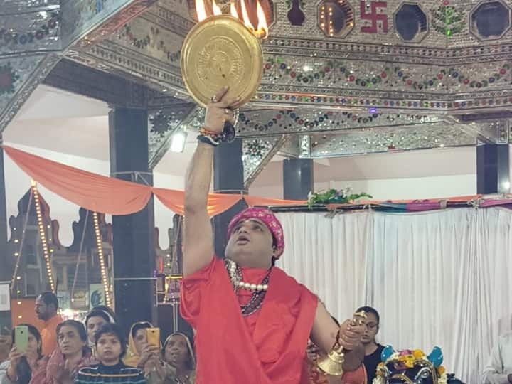 मंदिर में रोज शाम को होने आरती को वाली तांडव आरती कहा जाता है. इसे कुछ लोग ओंकार आरती भी कहते हैं. मंदिर के पुजारी विश्वजीत शर्मा एक पैर पर खड़े होकर तांडव आरती करते हैं.