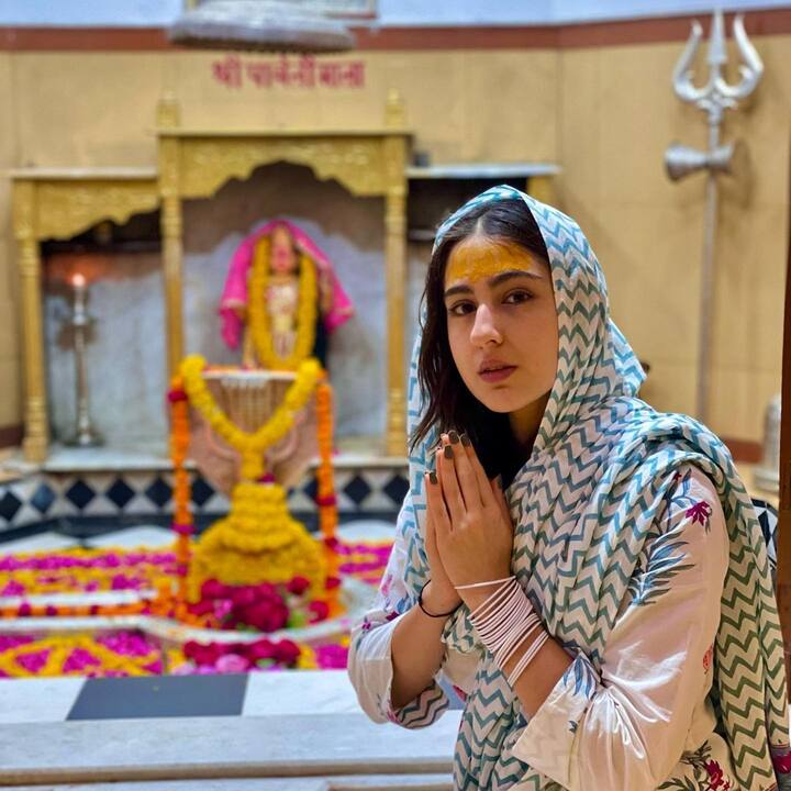 सारा अली खान की इन फोटो में आप देख सकते हैं कि वह शिव मंदिरों में पूजा-अर्चना करती नजर आ रही हैं.