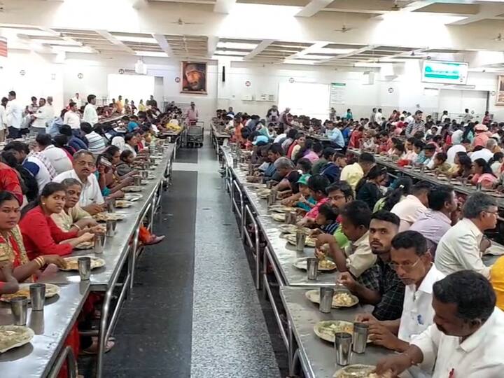 आज खिचडी सोबतच शेंगदाणा झिरक सुद्धा भक्तांना प्रसाद म्हणून देण्यात आलं.