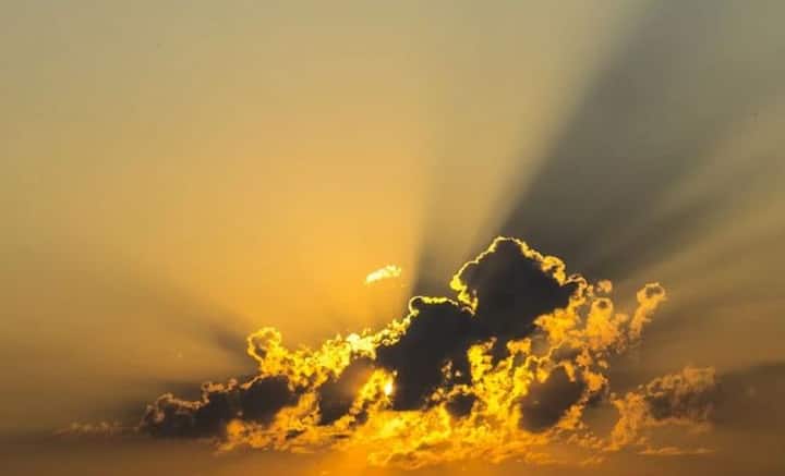 ওই সময়ে ৬৬.৬ ডিগ্রির উপর থেকে দেখলে, দিগন্তে সূর্যকে ডুবে যেতে দেখা যায়। মধ্যরাতের পর ফের দেখা মেলেতার। সেই নিরিখে নিউজিল্যান্ডের ইয়ং আইল্যান্ডে কিছুদিন প্রথম সূর্যোদয়ের আলো পড়ে।