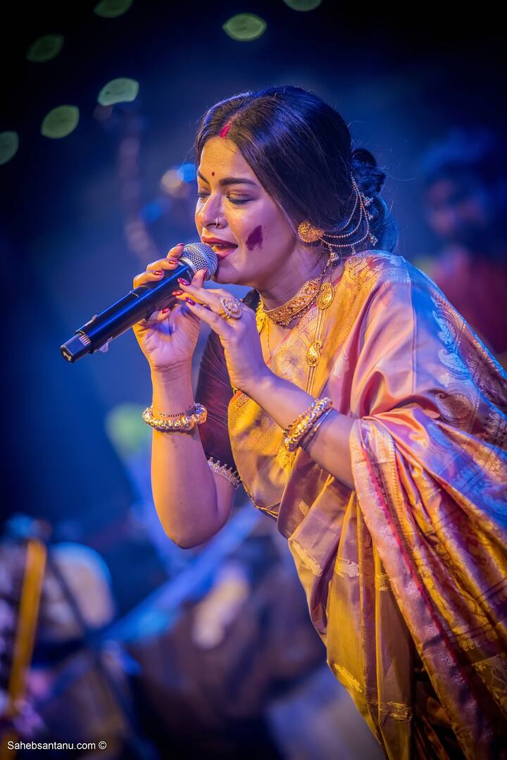 দোলের আগেই শুরু উদযাপন। নাচ, গানে, আবির খেলায় রাঙা হয়ে উঠল গায়িকা ইমন চক্রবর্তীর 'বসন্ত উৎসব'।