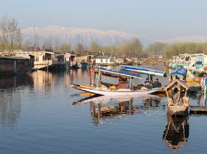 Kashmir Tour: अगर आप भी होली के बाद अपने परिवार के साथ कश्मीर घूमने का प्लान बना रहे हैं तो रेलवे का आईआरसीटीसी आपके लिए शानदार टूर पैकेज लेकर आया है.(PC: Freepik)