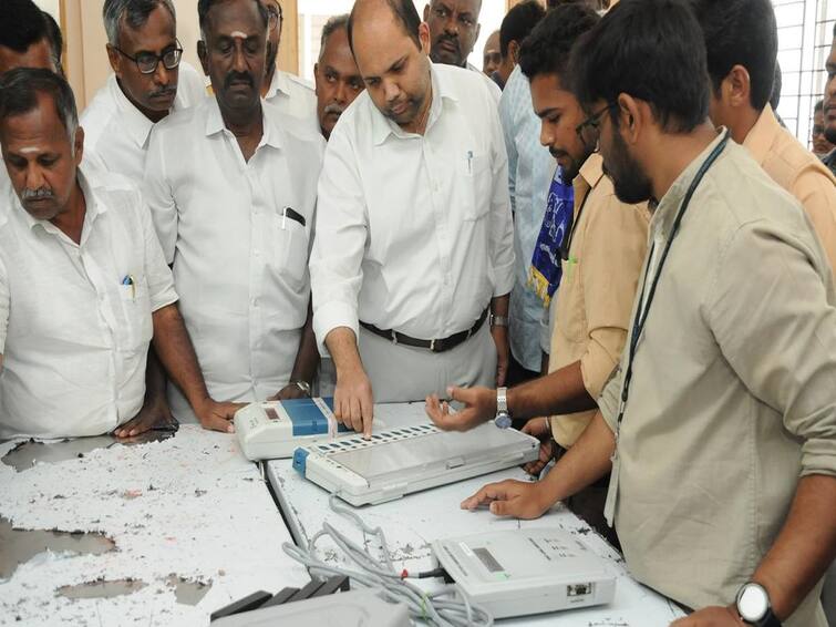 erode east constituency by election model voting begins and security details Erode East By-election: ஈரோடு கிழக்கு தொகுதி இடைத்தேர்தல்..பலத்த போலீஸ் பாதுகாப்பு.. தொடங்கியது வாக்குப்பதிவு!