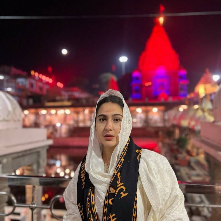 बॉलीवुड की मशहूर एक्ट्रेस सारा अली खान की अपने बिंदास अंदाज के लिए काफी जानी जाती हैं. इस बीच महाशिवरात्रि के खास पर्व पर सारा अली खान की लेटेस्ट तस्वीरें सामने आई हैं.