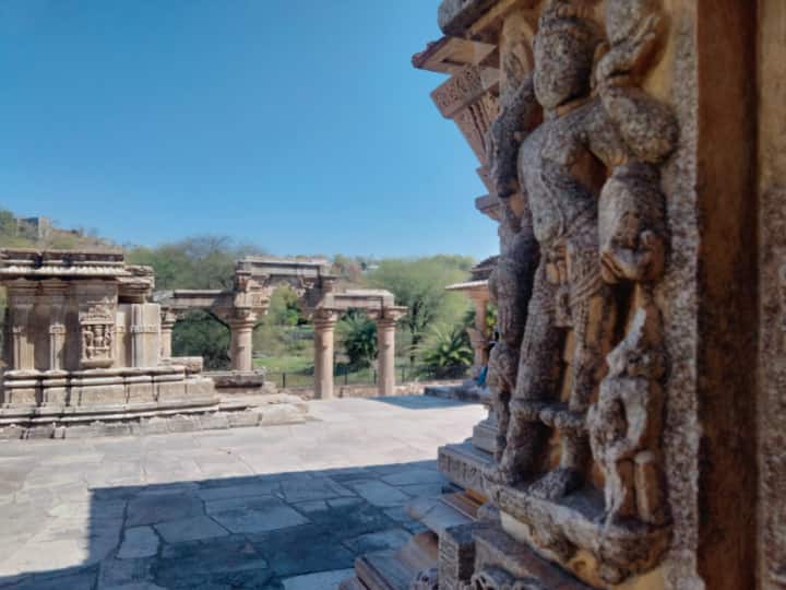 यह मंदिर उदयपुर से करीब 15 किलोमीटर दूर है और महाराणाओं के इष्टदेव भगवान एकलिंग जी का मंदिर है इसी रास्ते में यह मंदिर है. बताया जाता है कि यह मंदिर 10वीं सदी में बनाया गया था.